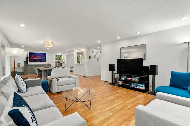 Building Photo - 20 Follen St