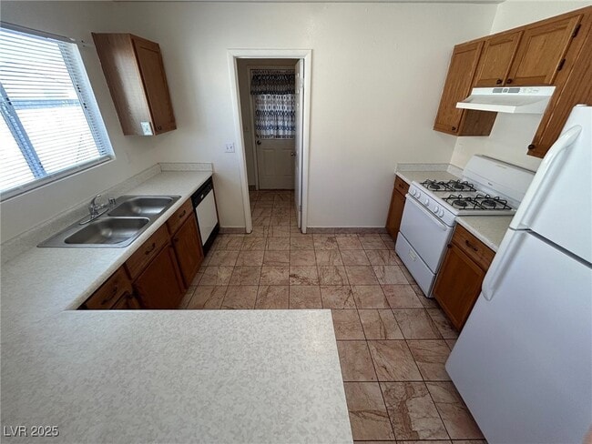 Building Photo - 625 Carlos Julio Ave