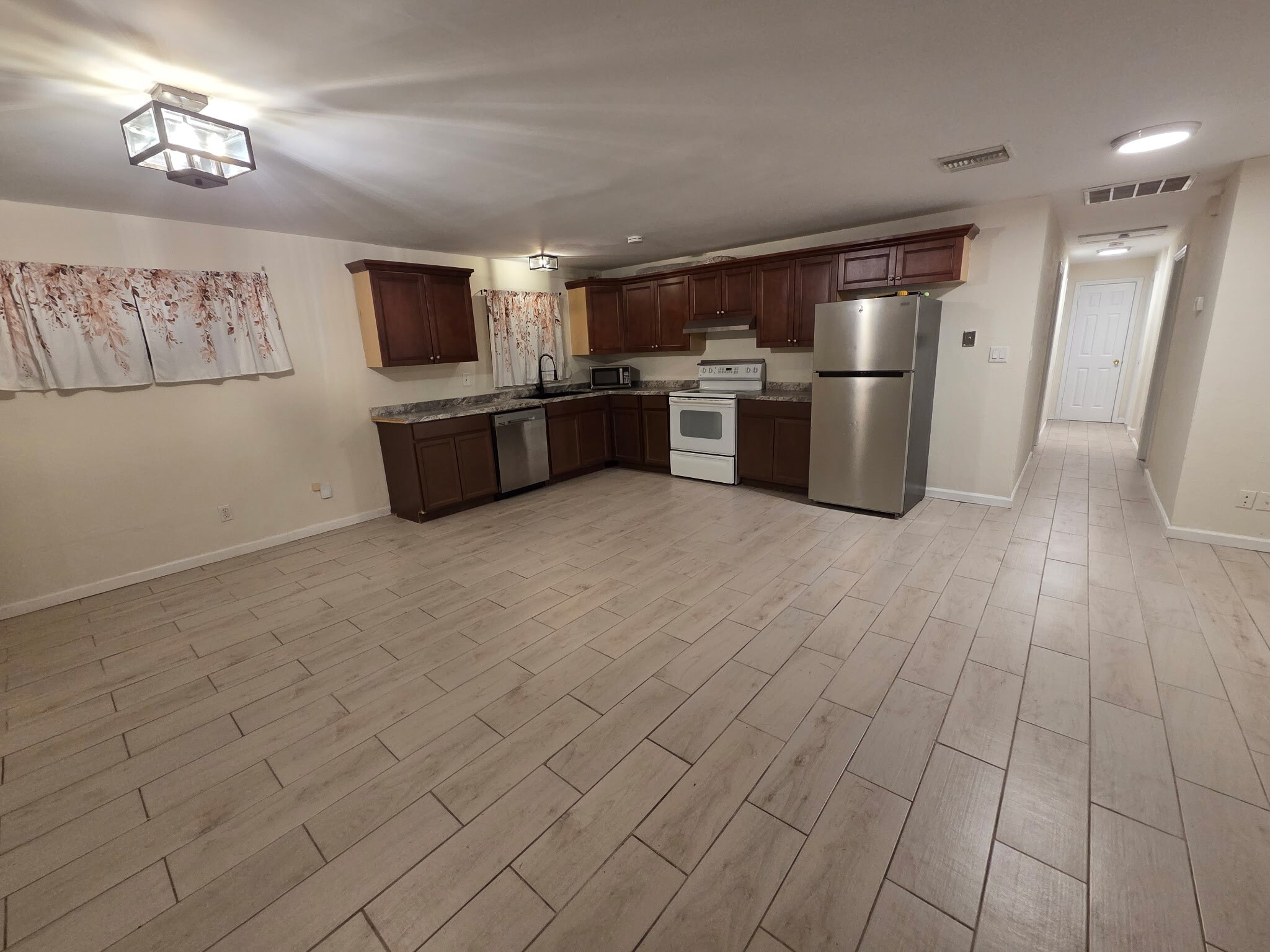 Building Photo - 400 Count St