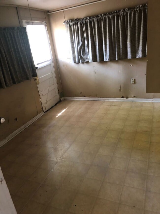 Building Photo - $875 - 2 bed 1 bath - Single Family Home