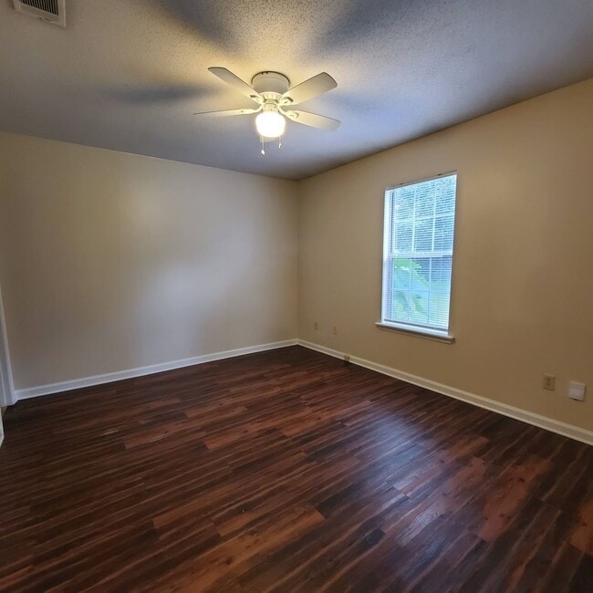 Building Photo - 6126 Vinnie Dr