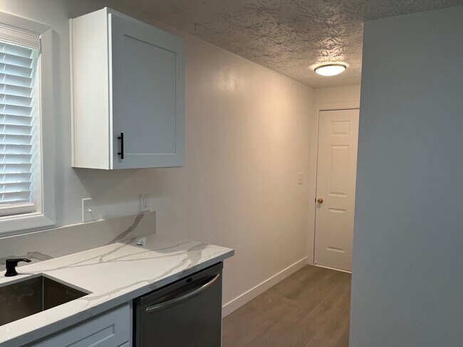 Building Photo - 2081 Canemah St