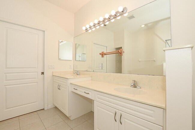 Building Photo - 649 NE Bent Paddle Ln