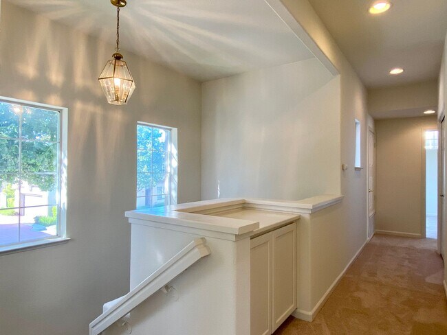 Building Photo - Fresh Interior Paint, Carpeting - Dogs und...