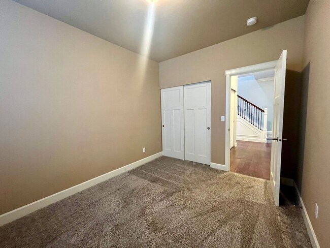 Building Photo - Beautiful 5 Bedroom Home
