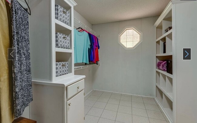 Building Photo - Fairview - 3 bedroom 2 baths - Private living