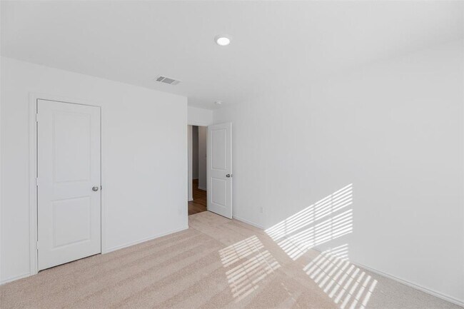 Building Photo - 627 Waterway Ave