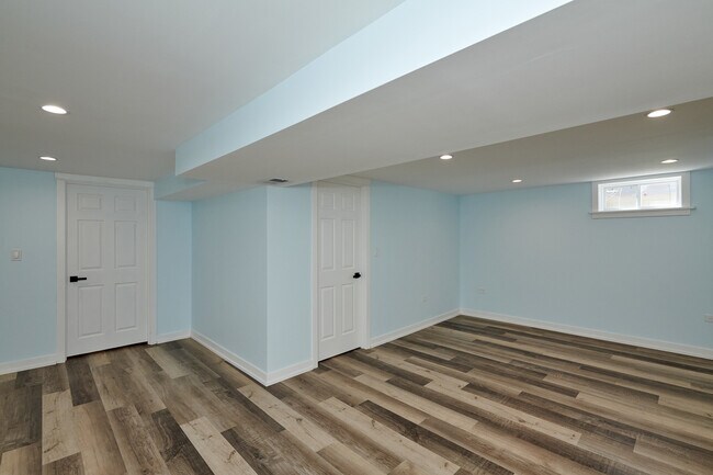 Building Photo - 8544 W Roseview Dr