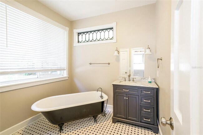 Building Photo - 5007 Swallow Dr