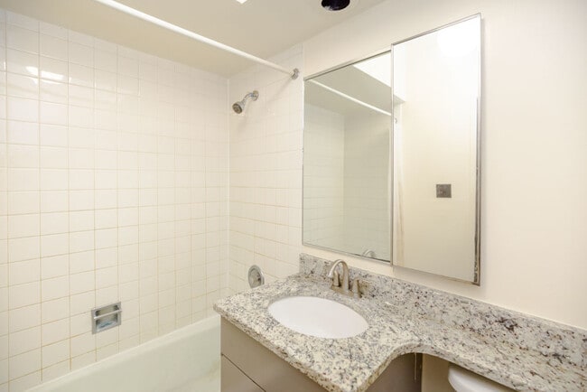 Building Photo - 1048 W Dickens Ave