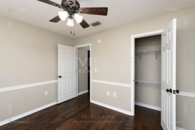 Building Photo - Gorgeous 3 Bed 2 Bath Brick Cottage on Corner Lot