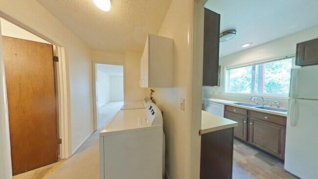 Building Photo - 2Bed 1Bath with Carport! Walk to MSU