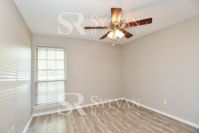 Building Photo - Enjoy living the good life in this 3 bedroom, 2 bathroom brick home