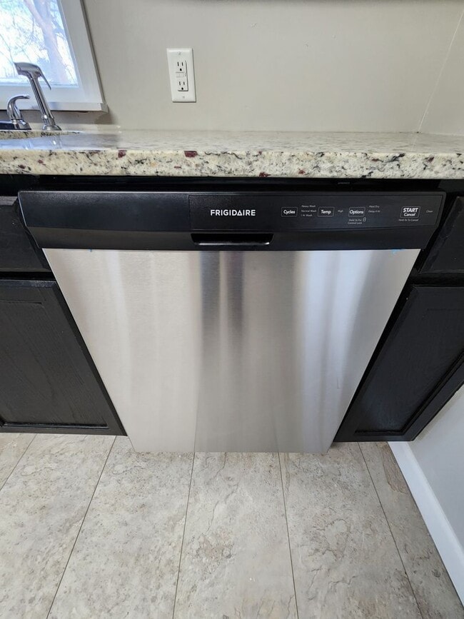 Building Photo - Spacious 3-Bedroom, 2-Bathroom Home AVAILABLE NOW!!