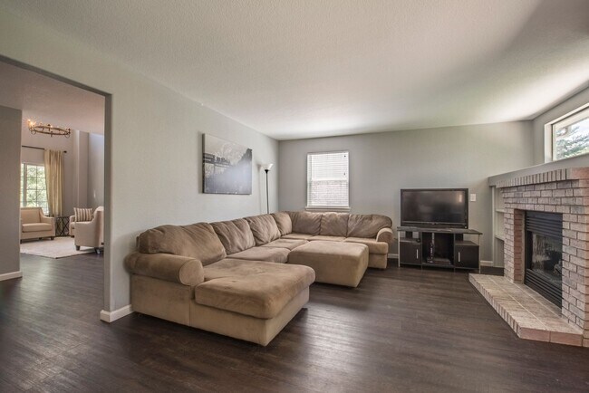 Building Photo - Immaculate 4B/3B in Superior - Available July 5th