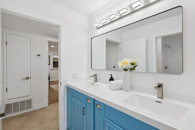 Building Photo - 2 Bedroom, 2 bathroom condo available with spectacular views of Richardson Bay!