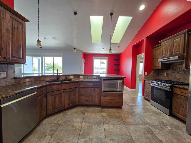 Building Photo - 3/4 Acre lot with Pool/Hot and Lawn Care I...