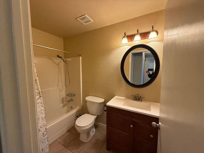 Building Photo - Temescal &amp; Moonstar Duplex