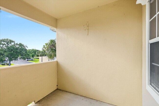 Building Photo - 1015 Villagio Cir