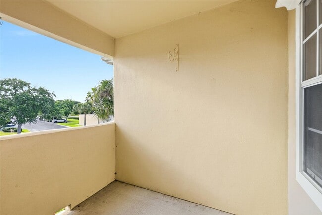 Building Photo - LIGHT, BRIGHT AND SPACIOUS 1 BEDROOM 1 BATHROOM 2ND FLOOR CONDO LOCATED IN THE HIGHLY SOUGHT AFTE...