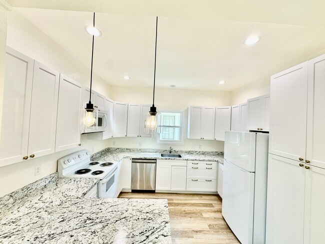 Building Photo - New on the Market!