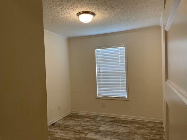 Building Photo - 3150 NE 36th Pl