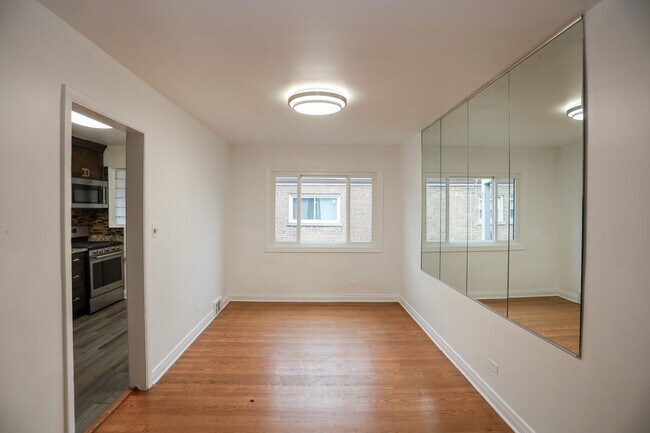 Building Photo - 2754 W Berwyn Ave