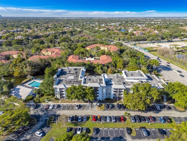 Building Photo - 711 N Pine Island Rd