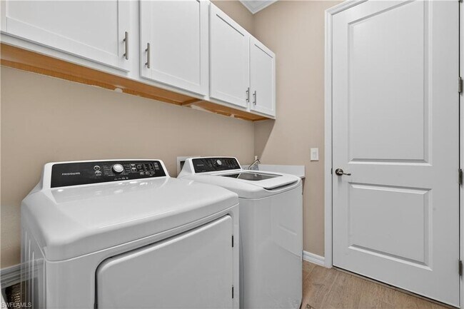 Building Photo - 5856 Sunningdale St