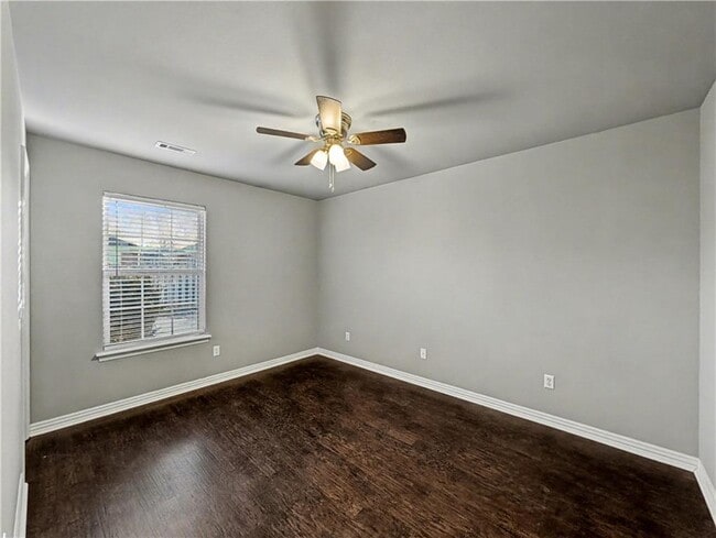 Building Photo - 3803 SW Carriageway Ave