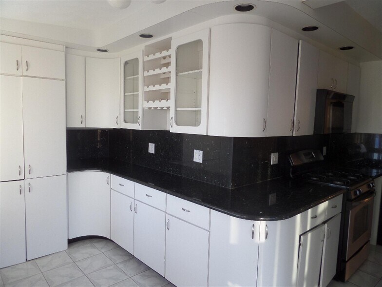 Building Photo - 10 Windsor Rd