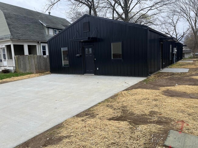 Building Photo - 208 3rd Ave