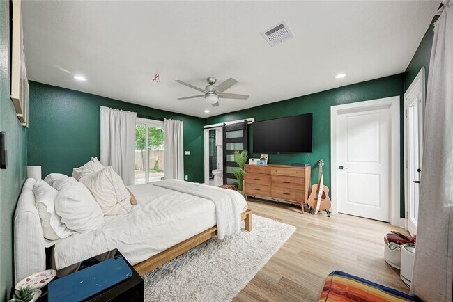 Building Photo - 1607 Sweetbriar Ave