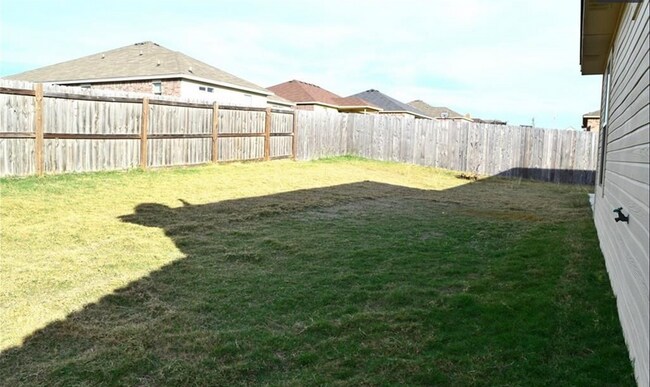 Building Photo - 2711 Tara Dr