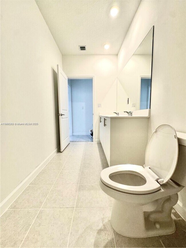 Building Photo - 2990 SE 23rd Ave