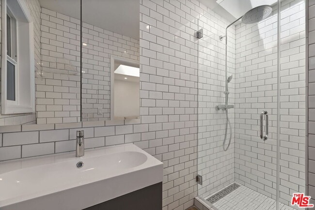 Building Photo - 2222 Sunset Crest Dr