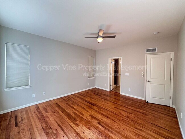 Building Photo - 900 Treece St