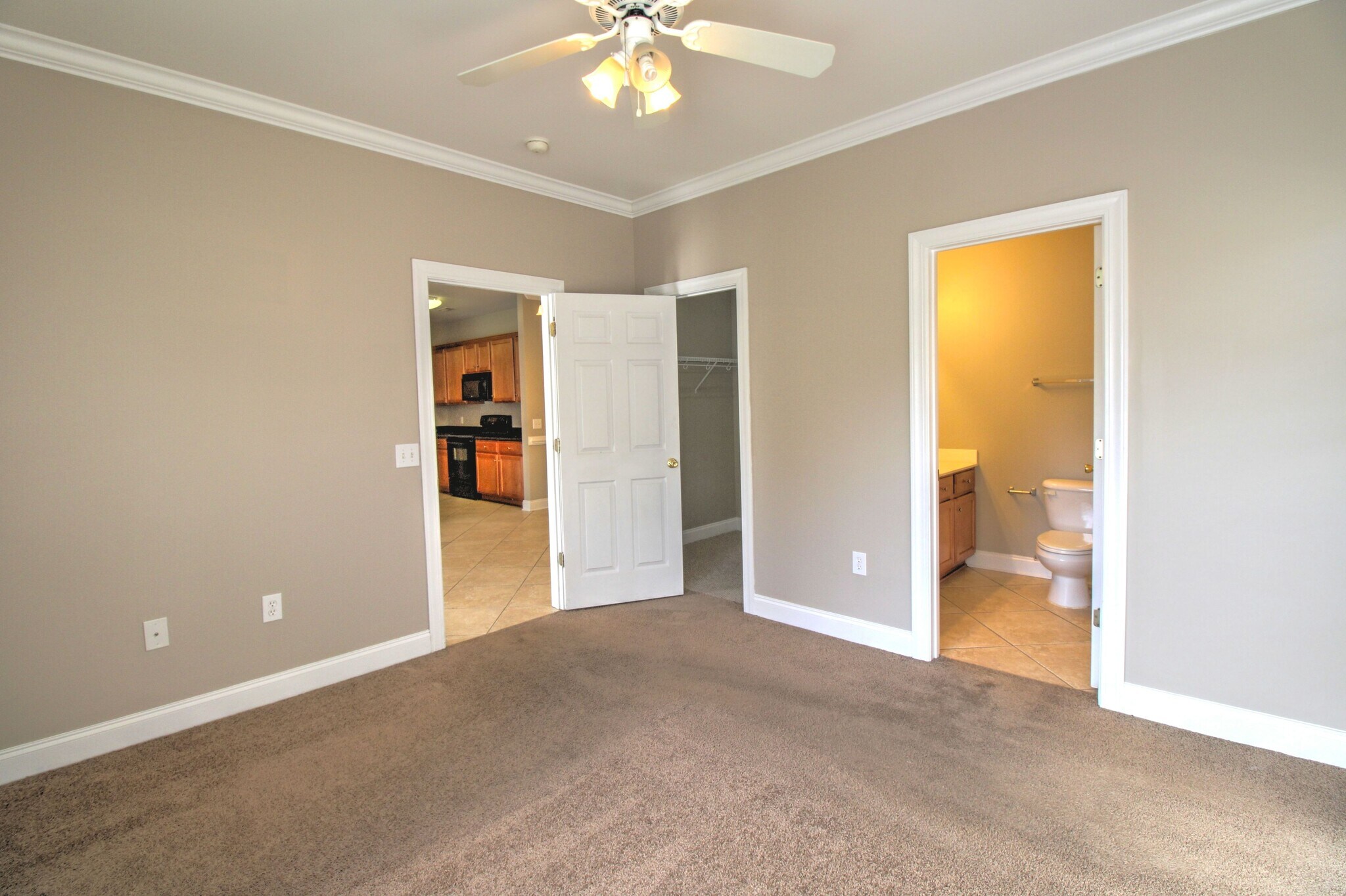 Master bedroom with walk in closet - 2077 Silvercrest Dr