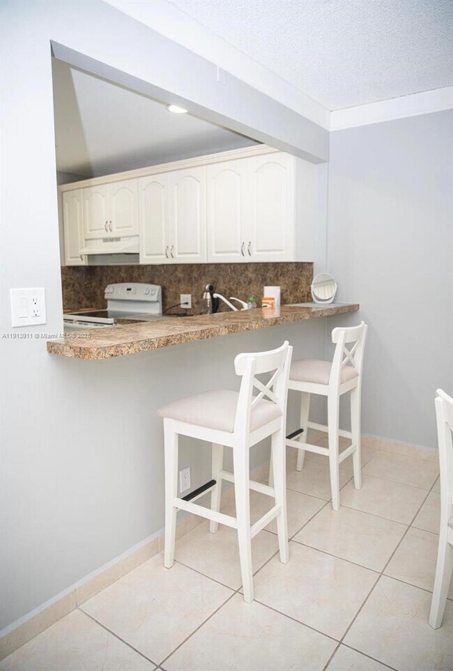 Building Photo - 3101 N Country Club Dr