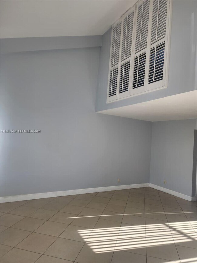 Building Photo - 537 N University Dr