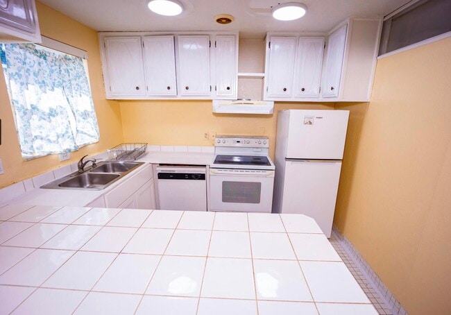 Building Photo - 3240 Ridge Hill Rd