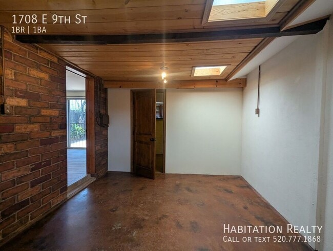 Building Photo - 1708 E 9th St