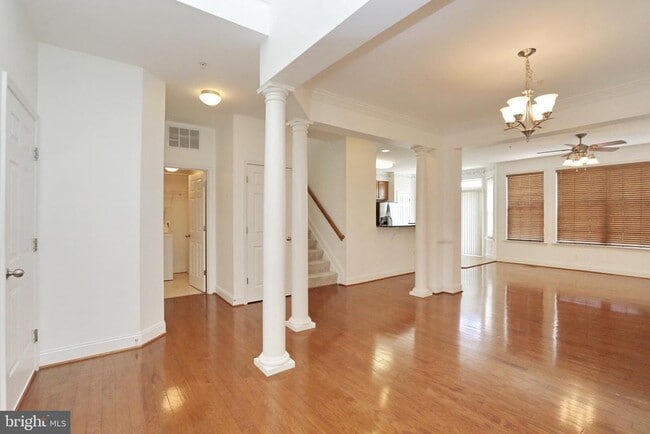 Building Photo - 1028 Llano Dr