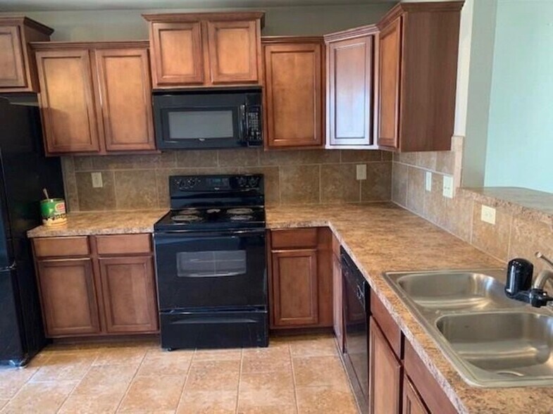 Building Photo - 611 W Shadow Ridge Way
