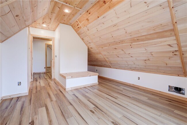 Building Photo - 413 Caroline St