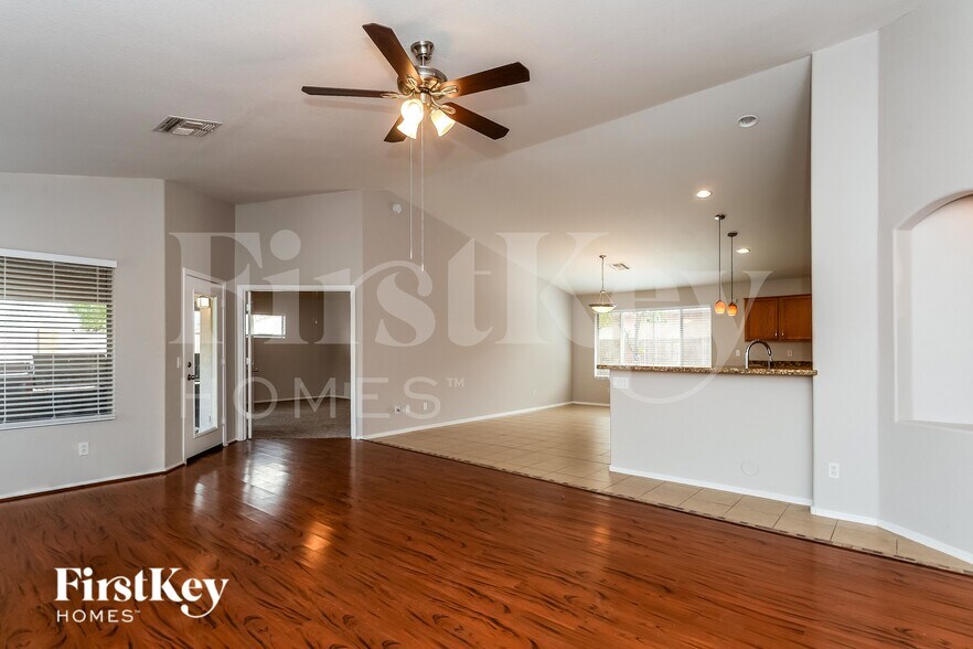 Building Photo - 653 S Parkwood