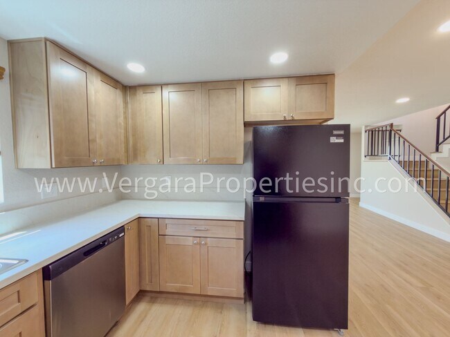 Building Photo - 1136 Gian Dr