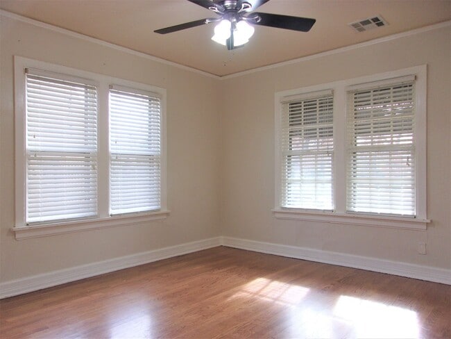 Building Photo - 3 BED 1 BATH TUDOR COTTAGE LAS VEGAS ADDIT...