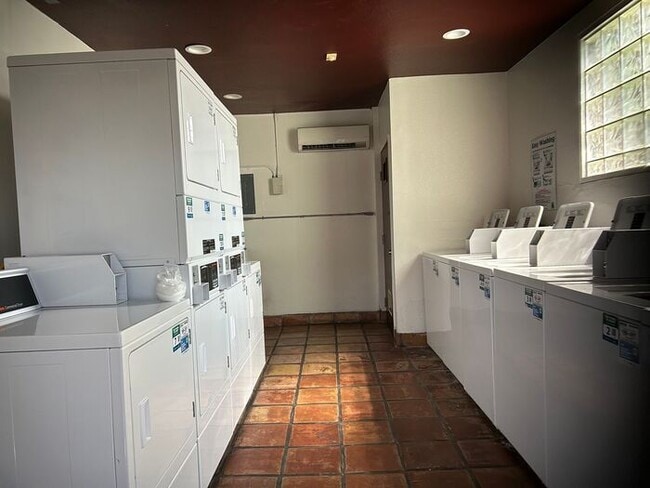 Building Photo - GREAT UPSTRS CONDO FOR LEASE!