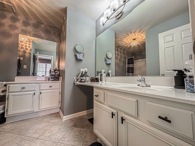 Building Photo - Stylish 3 Bed 3 Bath Condo With Large Balcony in Desired Riverbend at Cascades - Water Included